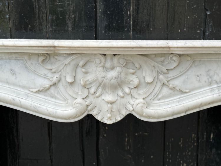 Mantello in marmo di Carrara in stile Luigi XV Circa 1880