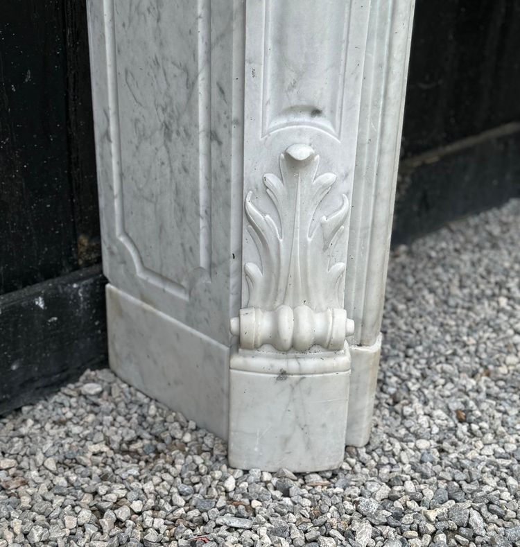 Mantello in marmo di Carrara in stile Luigi XV Circa 1880