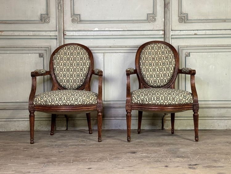 Paire De Fauteuils Louis XVI En Bois Sculpté, XVIIIème Siècle