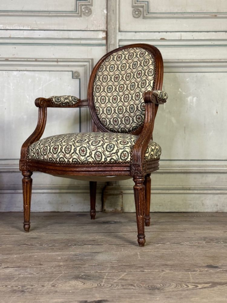 Paire De Fauteuils Louis XVI En Bois Sculpté, XVIIIème Siècle