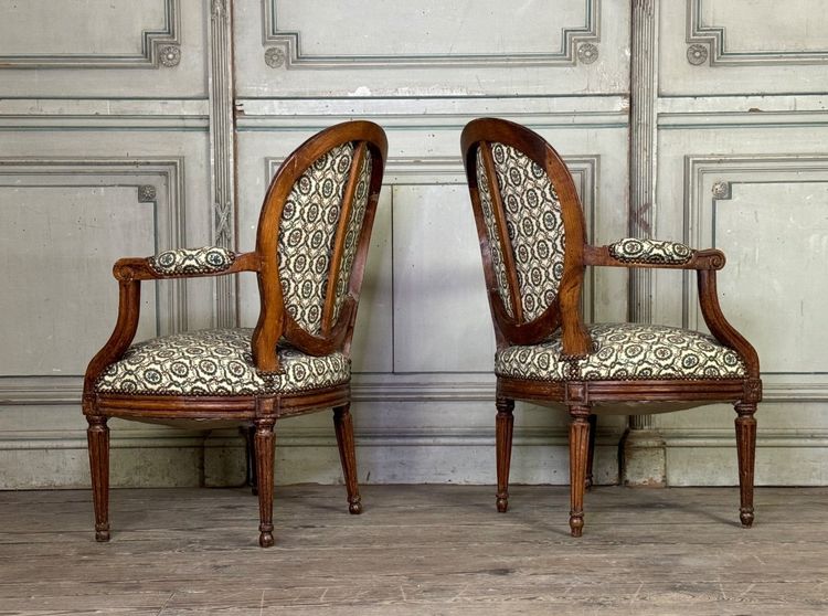 Paire De Fauteuils Louis XVI En Bois Sculpté, XVIIIème Siècle
