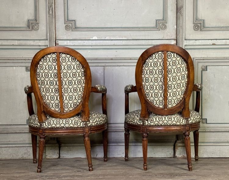 Paire De Fauteuils Louis XVI En Bois Sculpté, XVIIIème Siècle