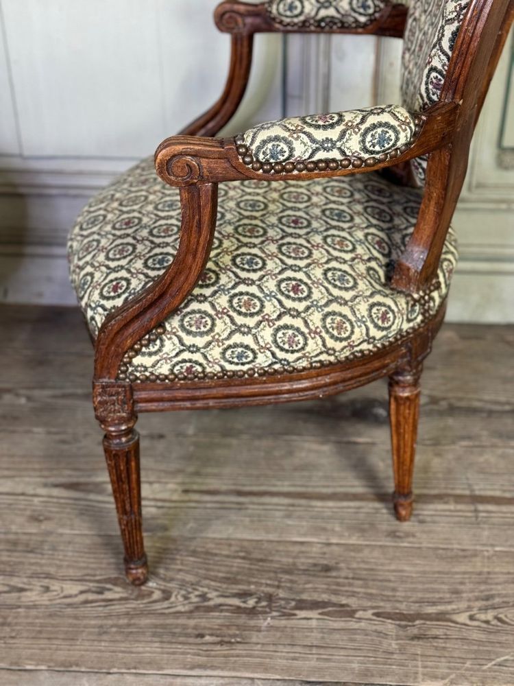 Paire De Fauteuils Louis XVI En Bois Sculpté, XVIIIème Siècle