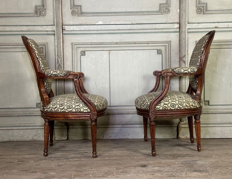 Paire De Fauteuils Louis XVI En Bois Sculpté, XVIIIème Siècle