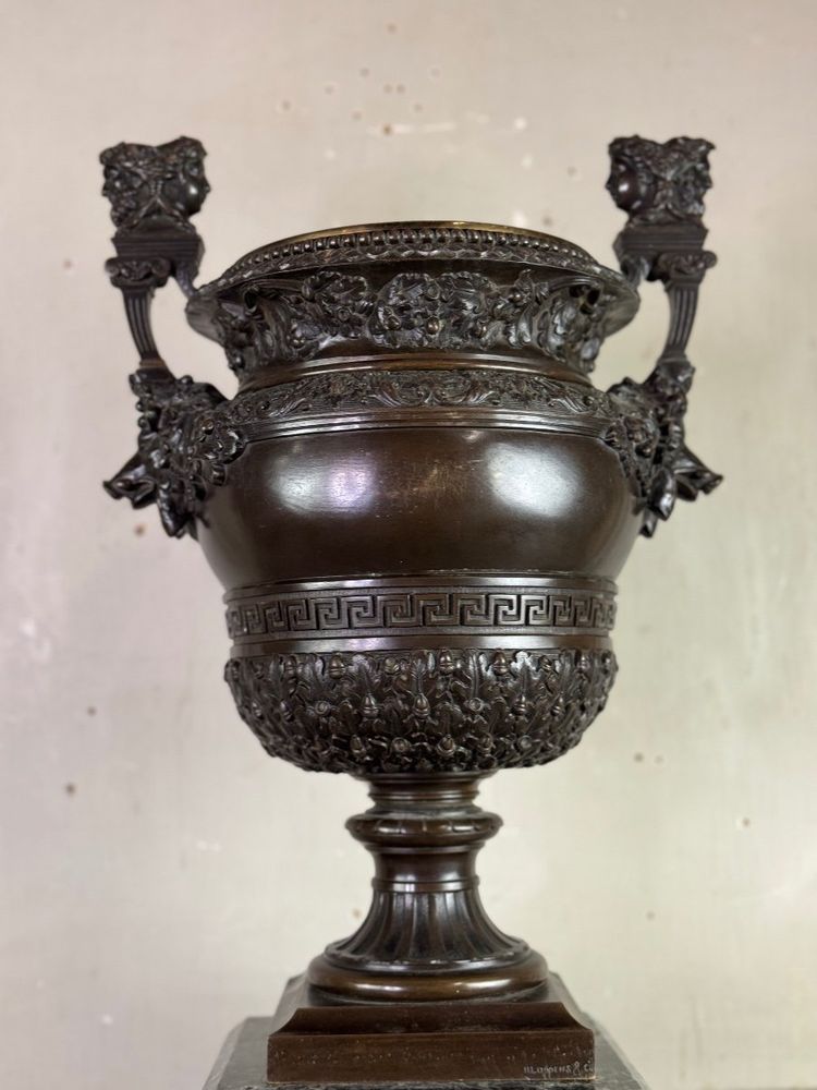 Vase En Bronze Patiné Aux Anses Surmountées De Bustes Bicéphales 19th Century