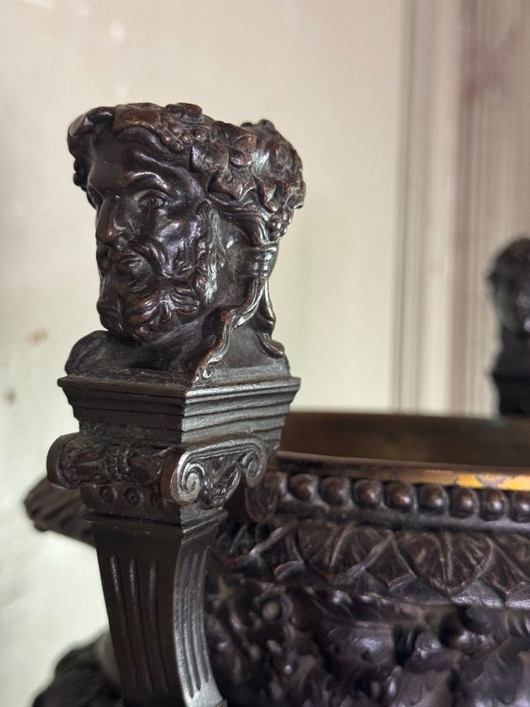 Vase En Bronze Patiné Aux Anses Surmountées De Bustes Bicéphales 19th Century