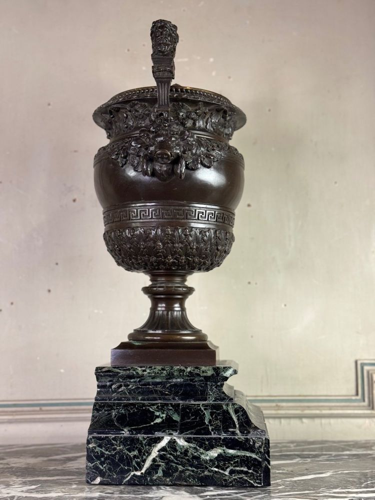 Vase En Bronze Patiné Aux Anses Surmountées De Bustes Bicéphales 19th Century