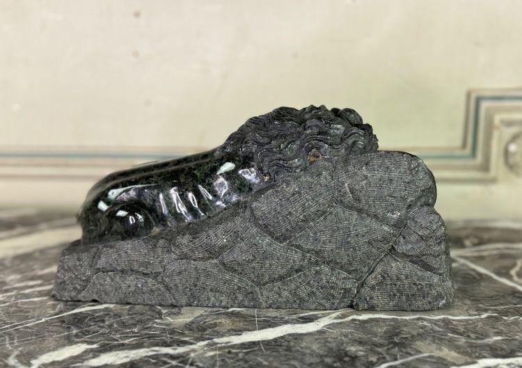 Scultura in marmo verde serpentino, Il leone di Lucerna di Bertel Thorvaldsen 1880 ca.