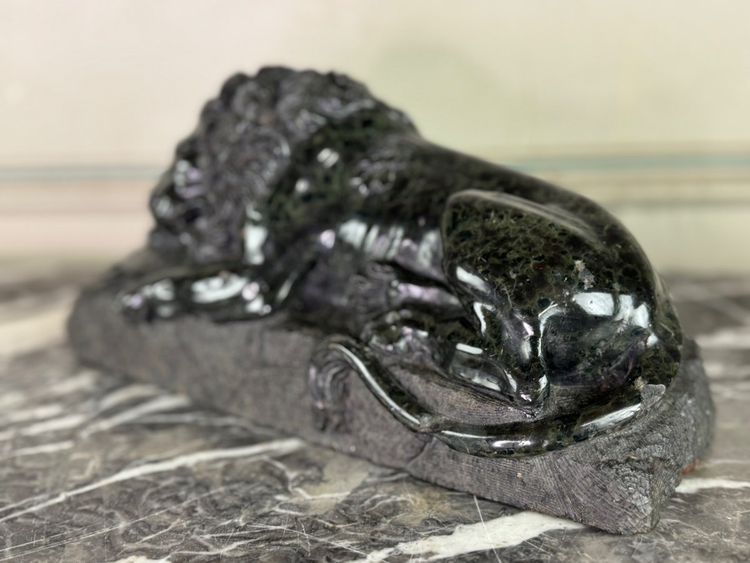 Scultura in marmo verde serpentino, Il leone di Lucerna di Bertel Thorvaldsen 1880 ca.