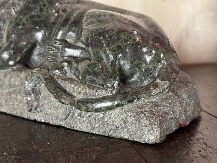 Scultura in marmo verde serpentino, Il leone di Lucerna di Bertel Thorvaldsen 1880 ca.