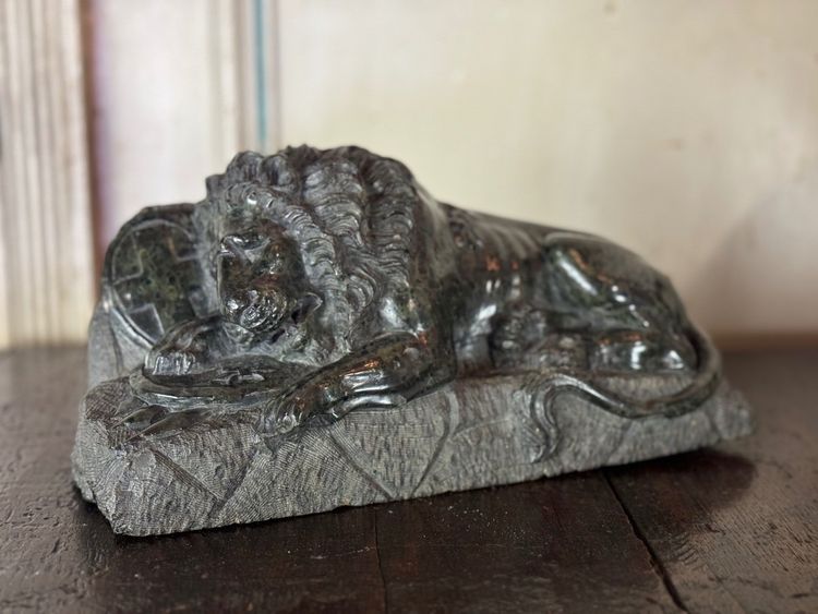 Scultura in marmo verde serpentino, Il leone di Lucerna di Bertel Thorvaldsen 1880 ca.