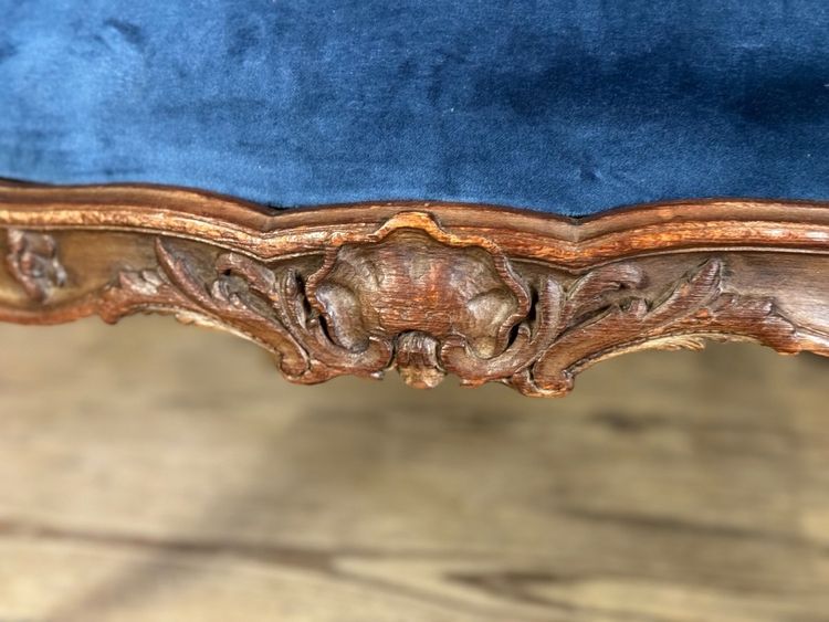 Coppia di poltrone Luigi XV in legno di frutto intagliato, inizio XVIII secolo