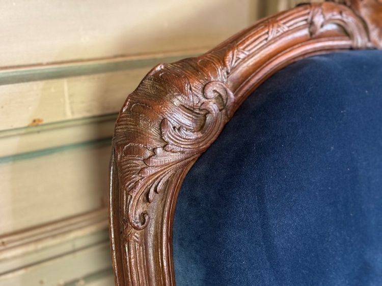 Coppia di poltrone Luigi XV in legno di frutto intagliato, inizio XVIII secolo