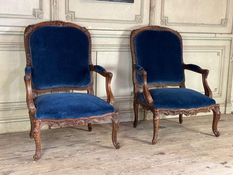 Coppia di poltrone Luigi XV in legno di frutto intagliato, inizio XVIII secolo