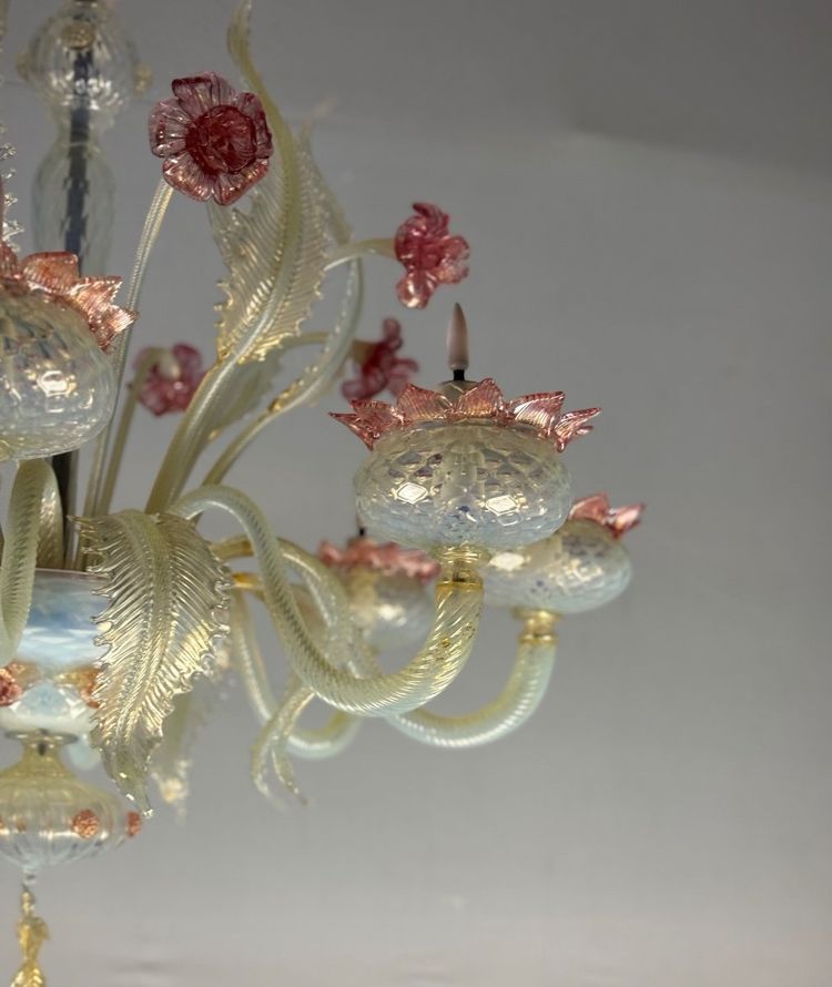 Venetian Chandelier in Opalescent, Gold and Red Murano Glass, 8 Light Arms Circa 1930