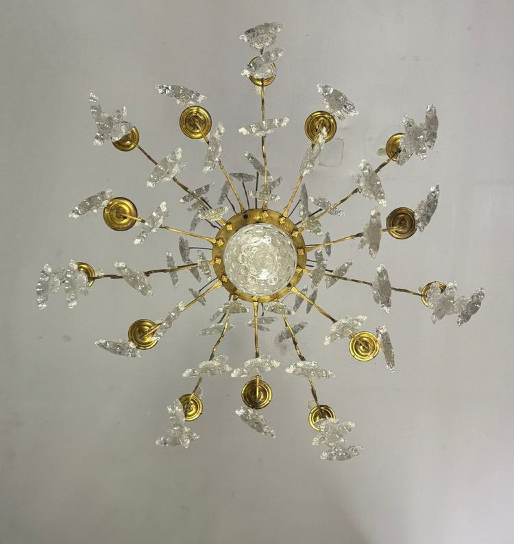 Lampadario a gabbia in bronzo dorato decorato con pendenti in vetro a forma di piuma di pavone, circa 1800