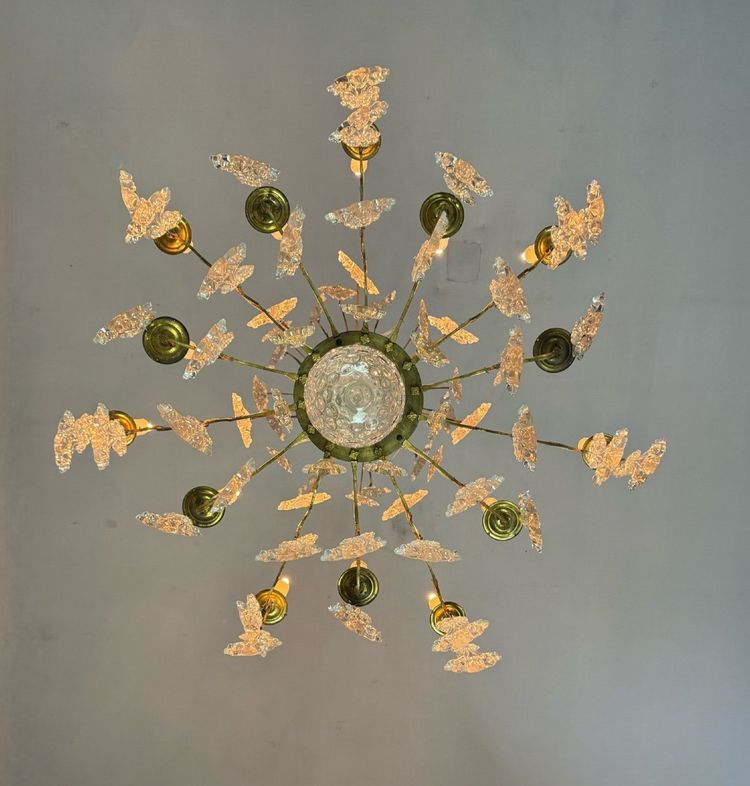 Lampadario a gabbia in bronzo dorato decorato con pendenti in vetro a forma di piuma di pavone, circa 1800