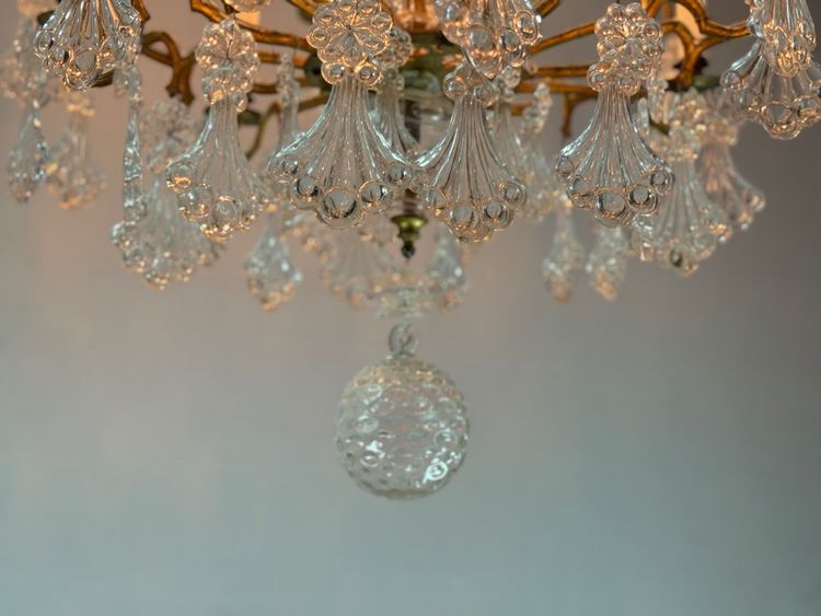 Lampadario a gabbia in bronzo dorato decorato con pendenti in vetro a forma di piuma di pavone, circa 1800