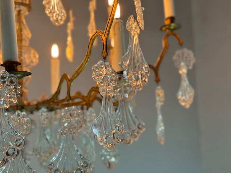 Lampadario a gabbia in bronzo dorato decorato con pendenti in vetro a forma di piuma di pavone, circa 1800