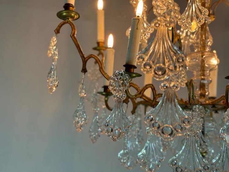 Lampadario a gabbia in bronzo dorato decorato con pendenti in vetro a forma di piuma di pavone, circa 1800