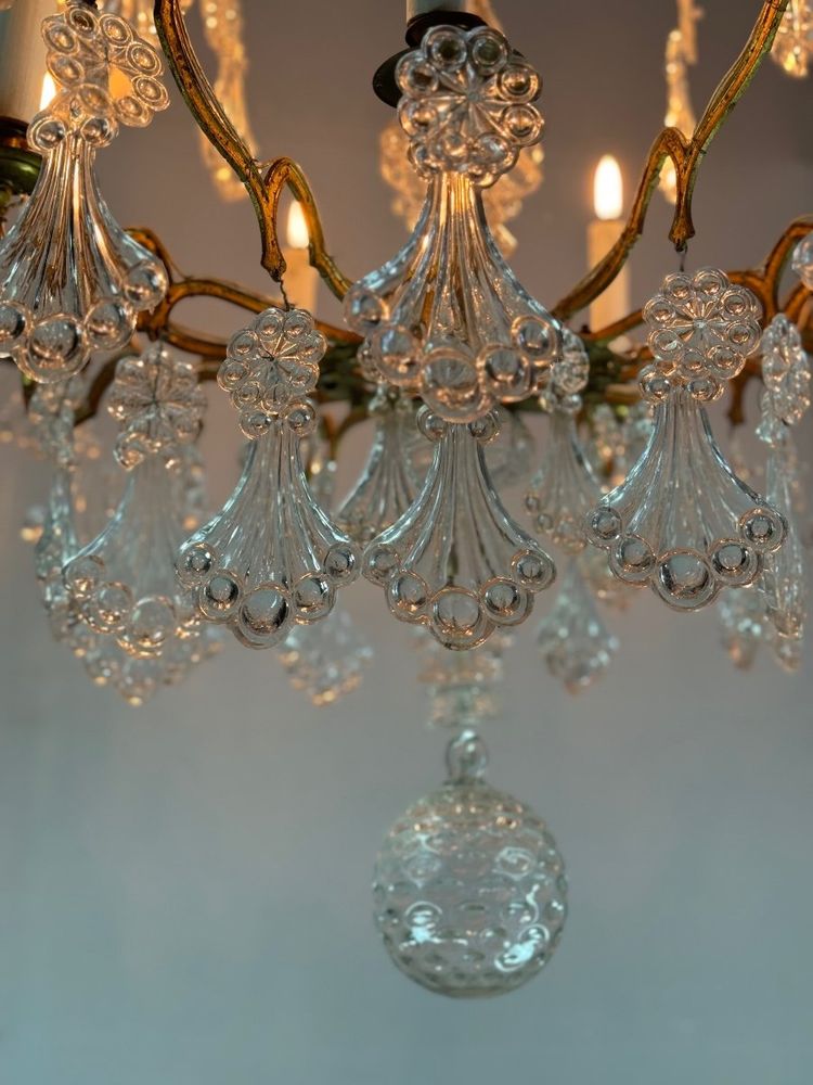 Lampadario a gabbia in bronzo dorato decorato con pendenti in vetro a forma di piuma di pavone, circa 1800