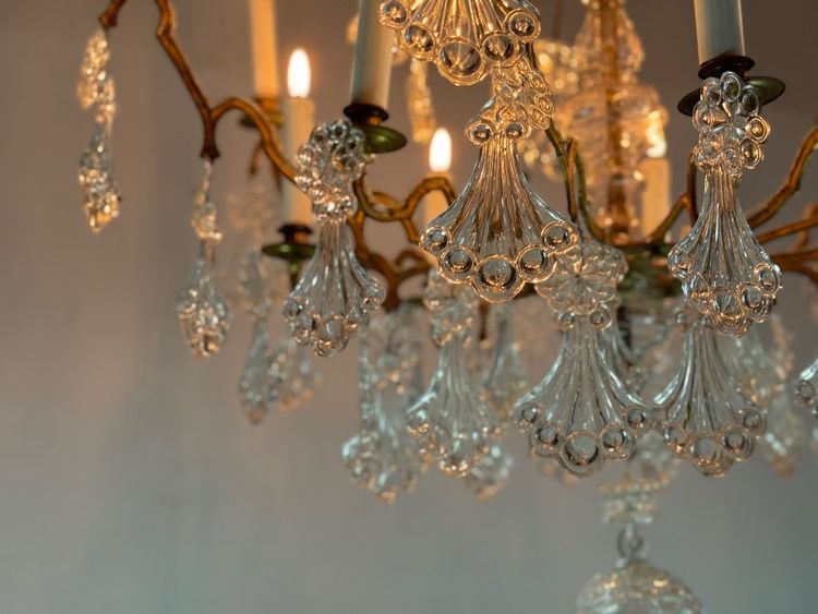 Lampadario a gabbia in bronzo dorato decorato con pendenti in vetro a forma di piuma di pavone, circa 1800