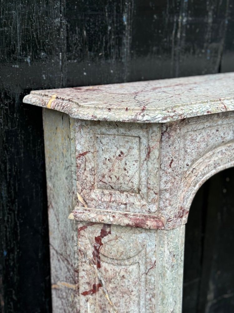 Mantello Pompadour in marmo rosa in stile Luigi XV, 1900 ca.