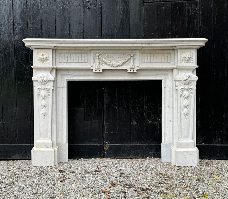 Camino in stile Luigi XVI in marmo bianco di Carrara, circa 1880