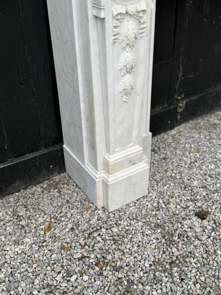 Camino in stile Luigi XVI in marmo bianco di Carrara, circa 1880