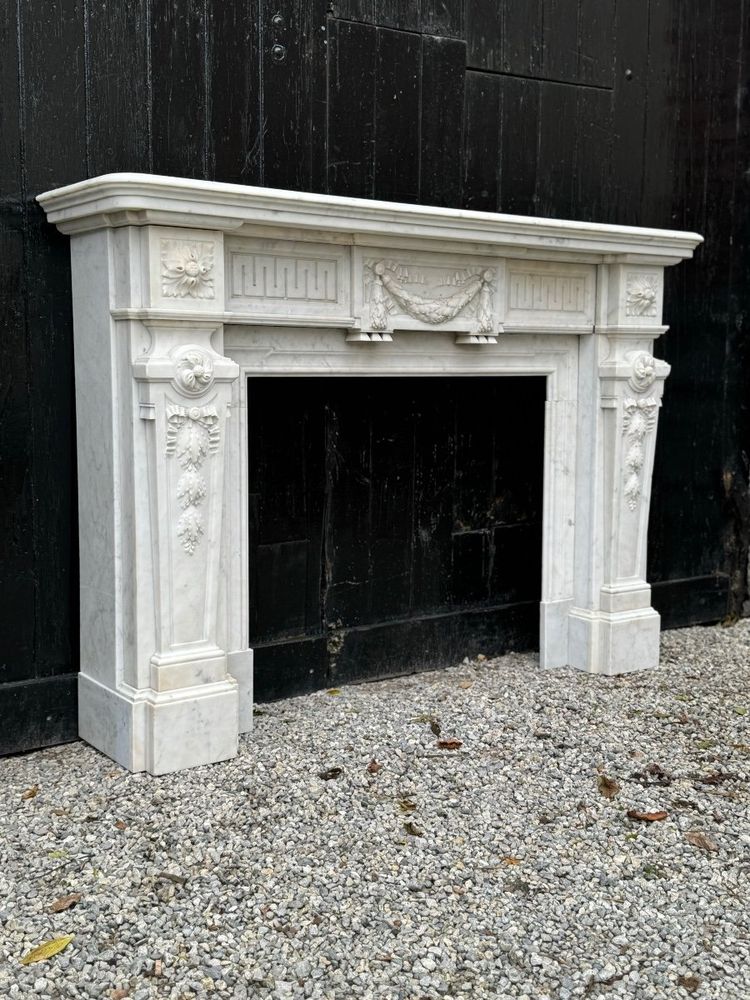 Camino in stile Luigi XVI in marmo bianco di Carrara, circa 1880