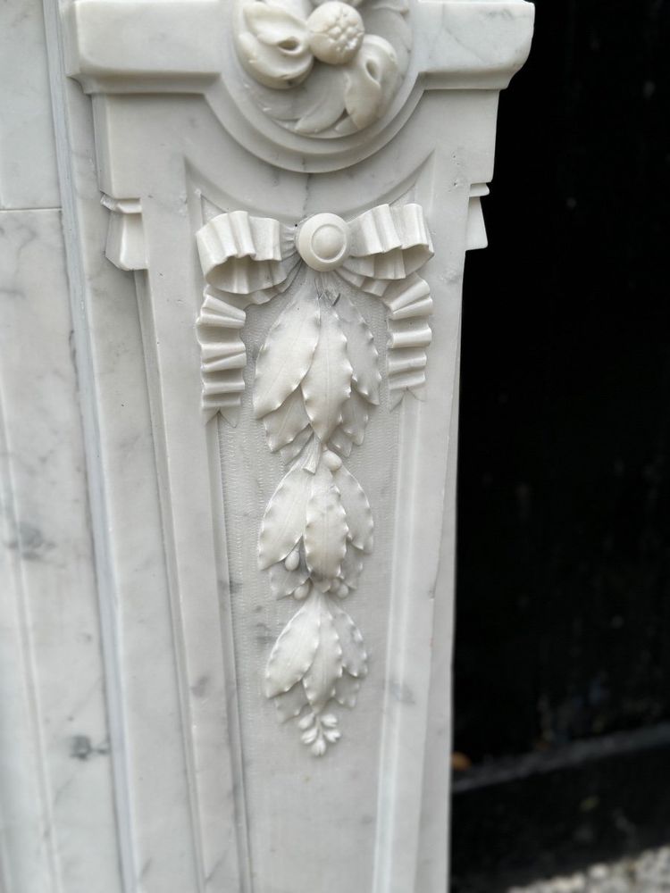 Camino in stile Luigi XVI in marmo bianco di Carrara, circa 1880