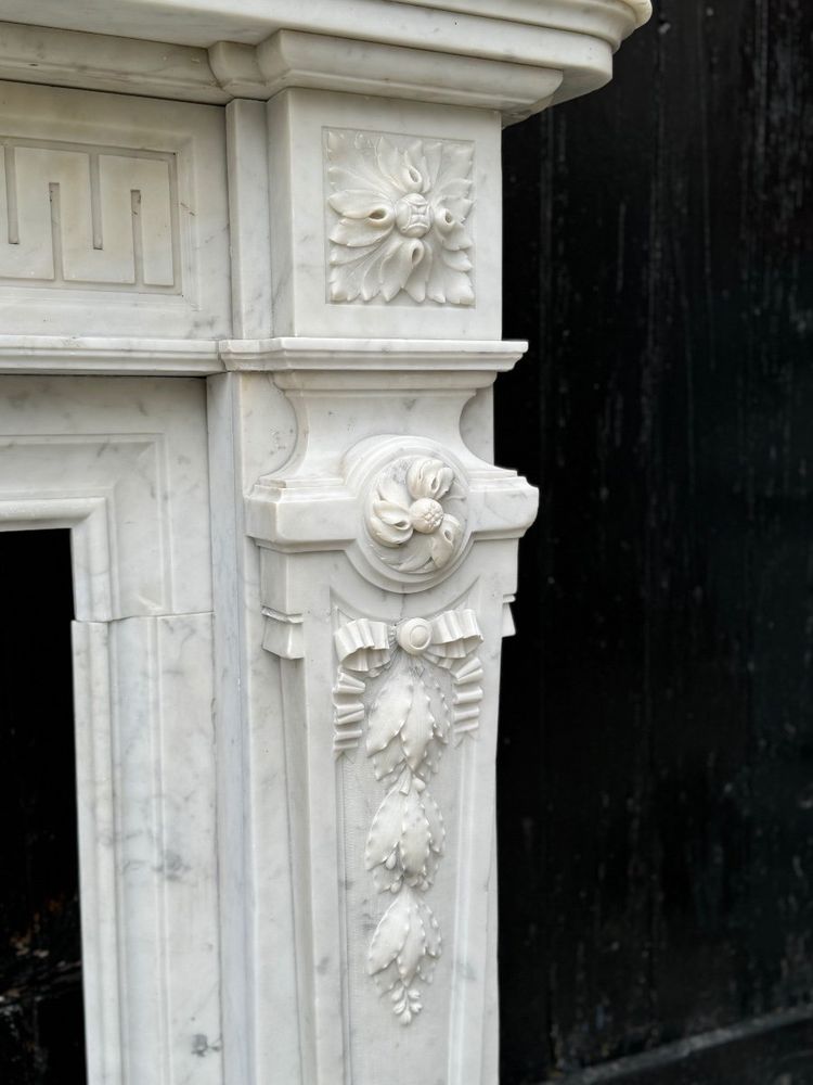 Camino in stile Luigi XVI in marmo bianco di Carrara, circa 1880