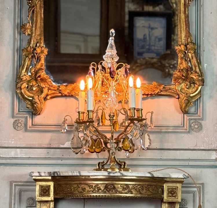 Coppia di candelabri in bronzo dorato decorati con cristalli tagliati, circa 1920