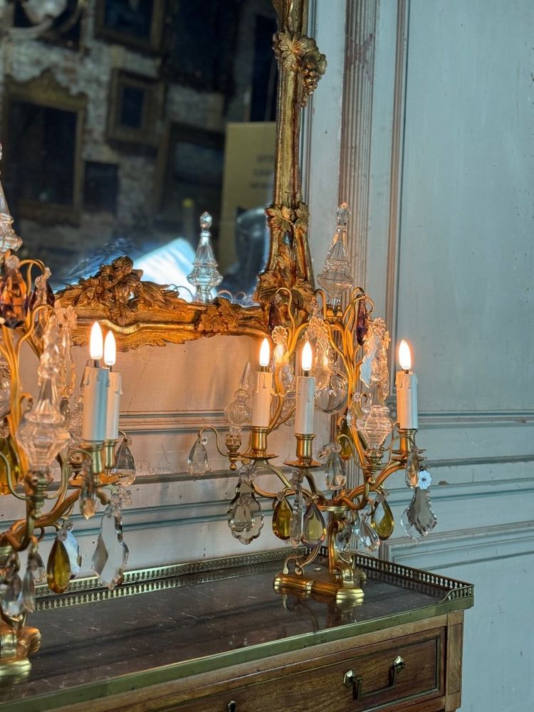 Coppia di candelabri in bronzo dorato decorati con cristalli tagliati, circa 1920