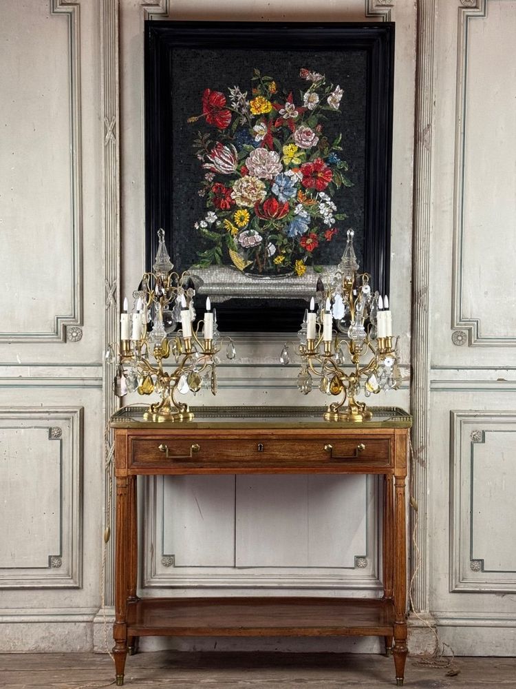 Coppia di candelabri in bronzo dorato decorati con cristalli tagliati, circa 1920