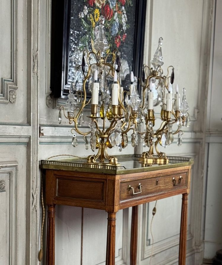 Coppia di candelabri in bronzo dorato decorati con cristalli tagliati, circa 1920
