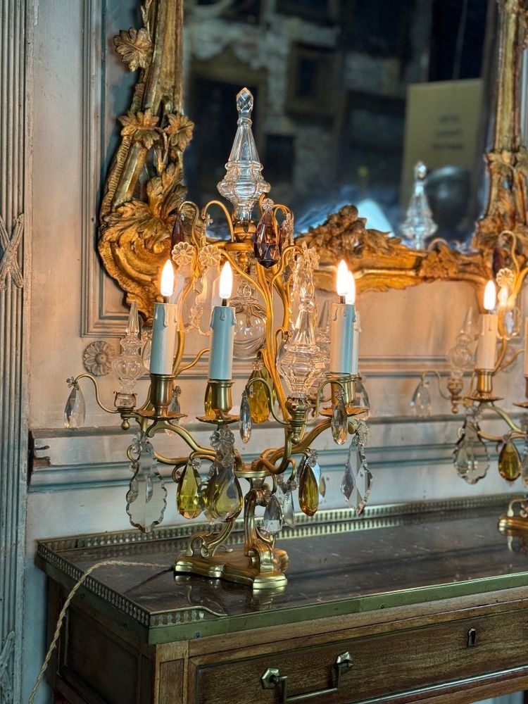 Coppia di candelabri in bronzo dorato decorati con cristalli tagliati, circa 1920