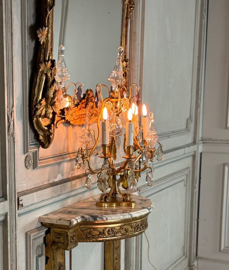 Coppia di candelabri in bronzo dorato decorati con cristalli tagliati, circa 1920