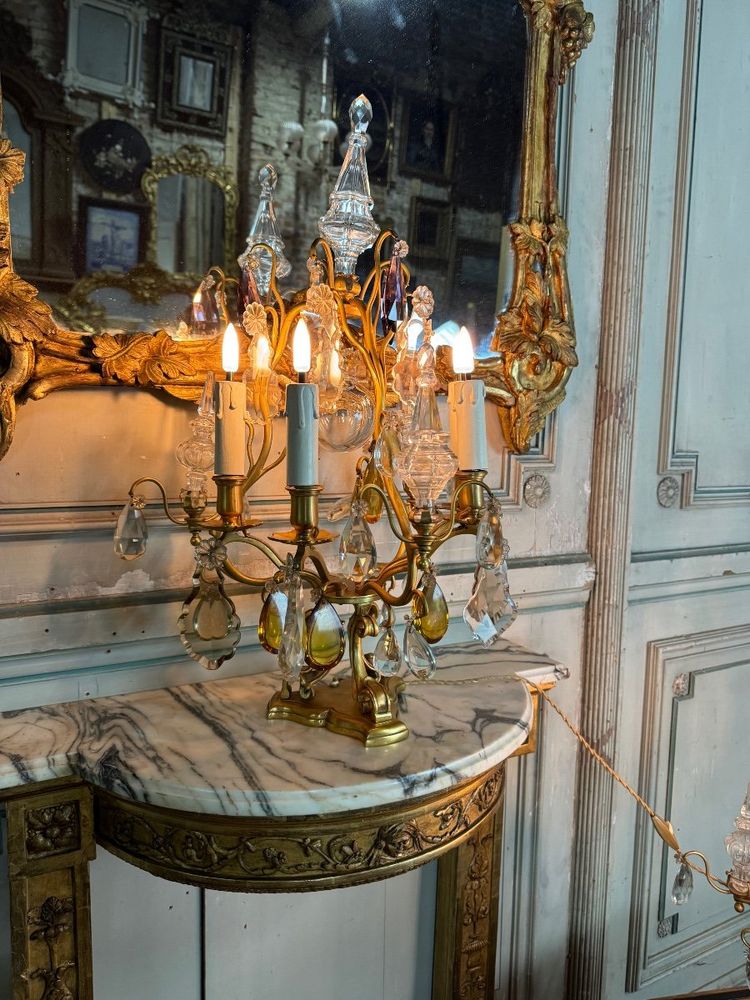 Coppia di candelabri in bronzo dorato decorati con cristalli tagliati, circa 1920