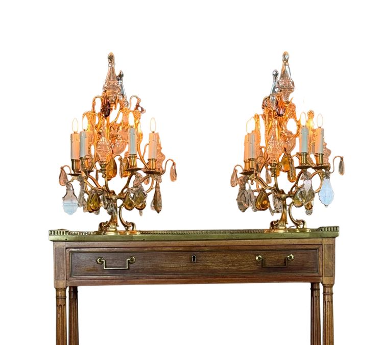 Coppia di candelabri in bronzo dorato decorati con cristalli tagliati, circa 1920