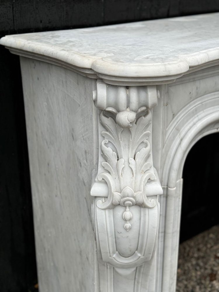 Imponente camino in stile Luigi XV in marmo bianco di Carrara, circa 1880