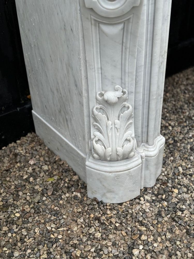 Imponente camino in stile Luigi XV in marmo bianco di Carrara, circa 1880