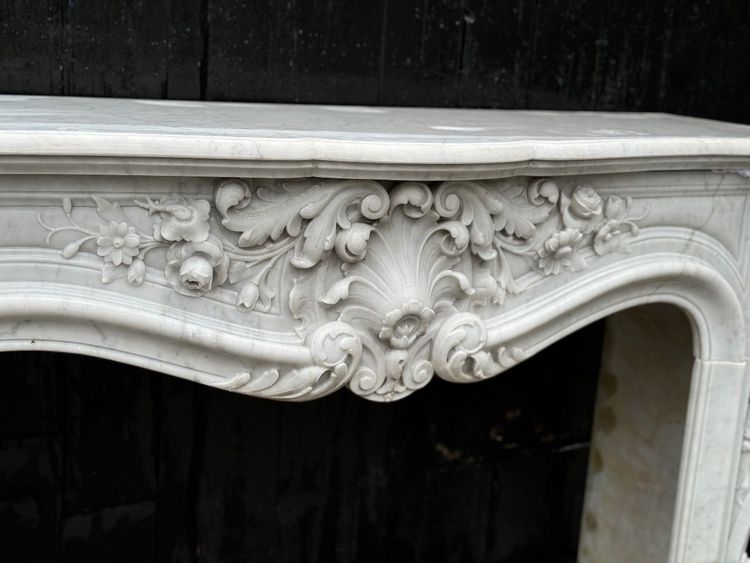 Imponente camino in stile Luigi XV in marmo bianco di Carrara, circa 1880