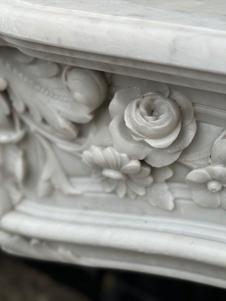 Imponente camino in stile Luigi XV in marmo bianco di Carrara, circa 1880
