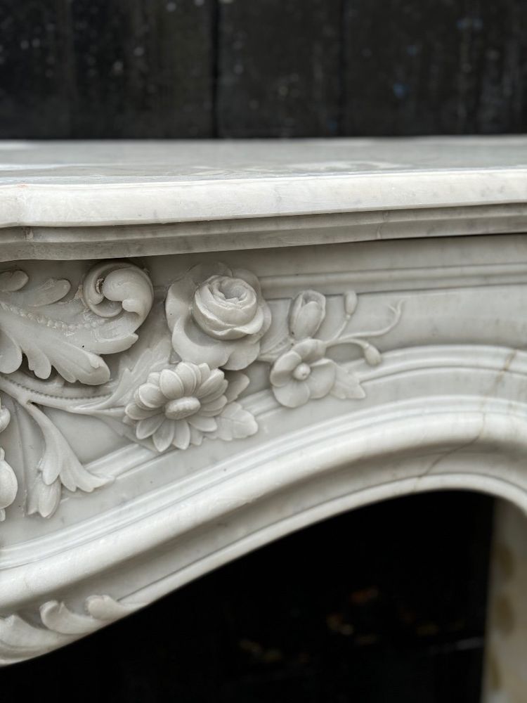 Imponente camino in stile Luigi XV in marmo bianco di Carrara, circa 1880