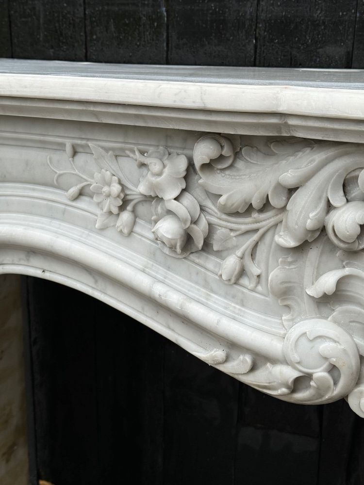 Imponente camino in stile Luigi XV in marmo bianco di Carrara, circa 1880