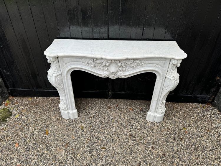 Imponente camino in stile Luigi XV in marmo bianco di Carrara, circa 1880