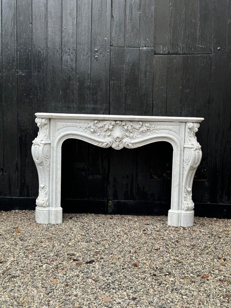 Imponente camino in stile Luigi XV in marmo bianco di Carrara, circa 1880