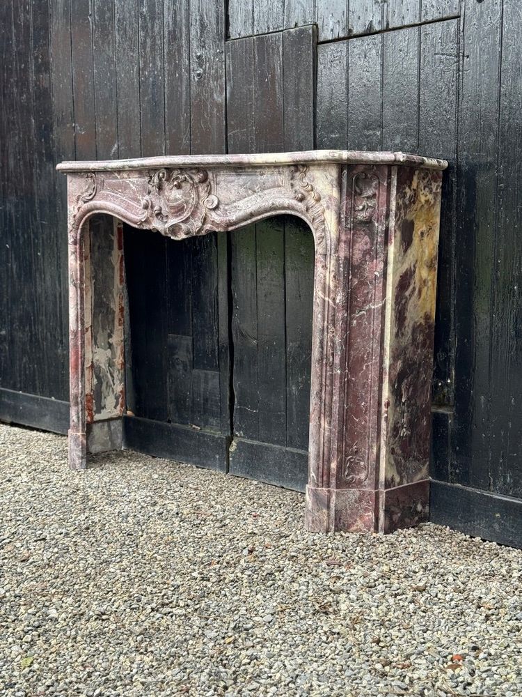 Mantello in marmo con fiori di pesco in stile Regence, XVIII secolo