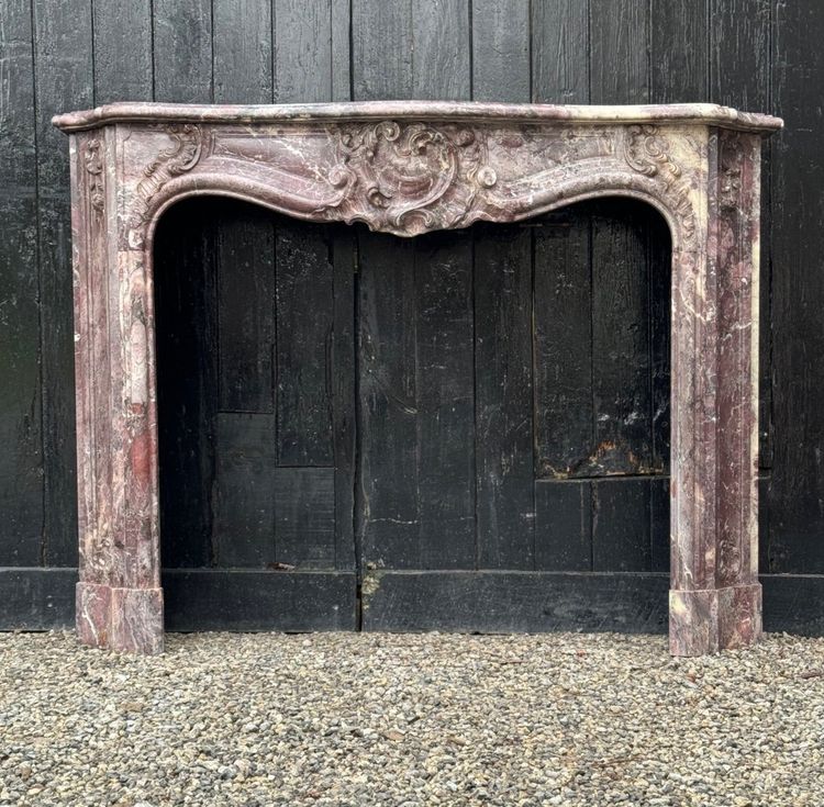 Mantello in marmo con fiori di pesco in stile Regence, XVIII secolo